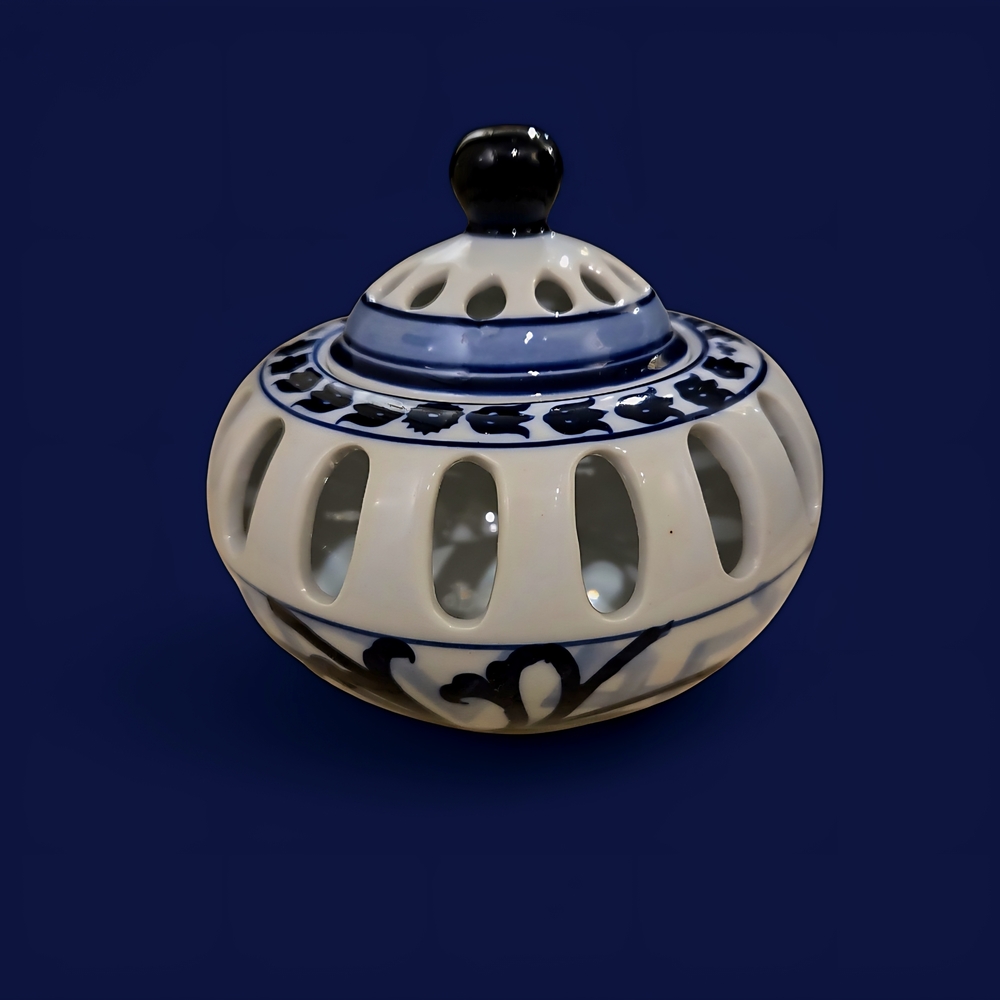 Bombay Vintage Blue and White Porcelain Bowl Lidded Berry Size: 7 Inches VTG